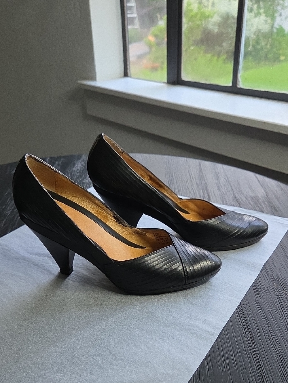 Frye Gloria Black Leather Pumps | Textured Leather | Classic Work Shoe | Sz 6.5